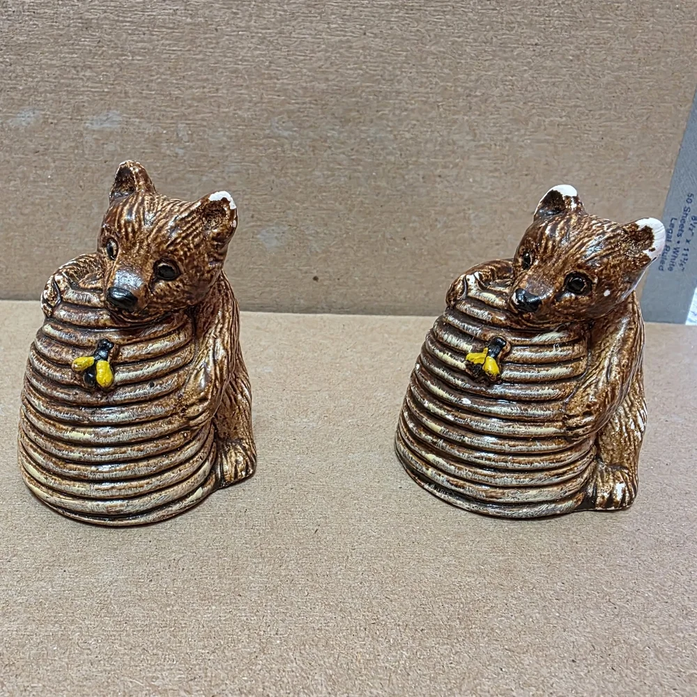 Vtg Bee Hive Bear Salt Pepper Shaker Set #184